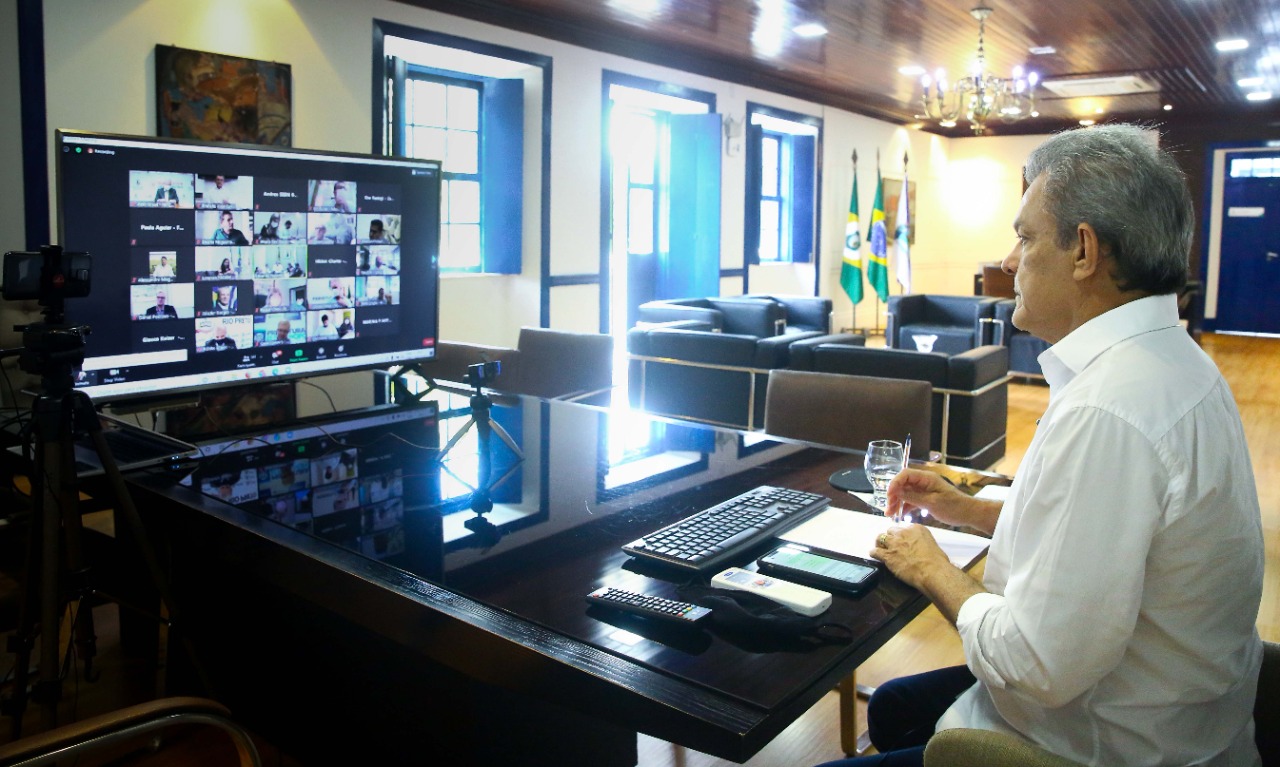 Sarto na frente de computador em seu gabinete